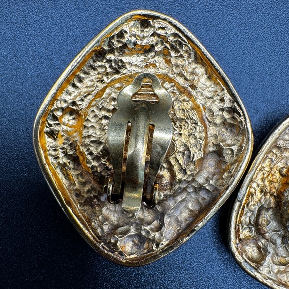 LOT 1520 24K gold plated CHANEL vintage clip on earrings green gripoix glass - Picture 16 of 17